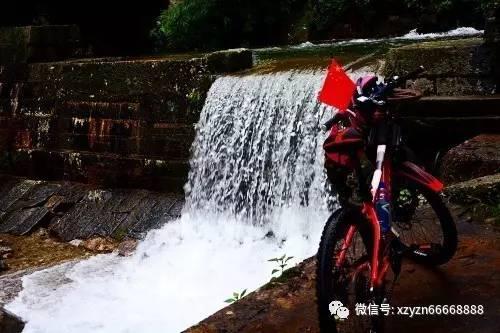 沙滩游玩的女孩们