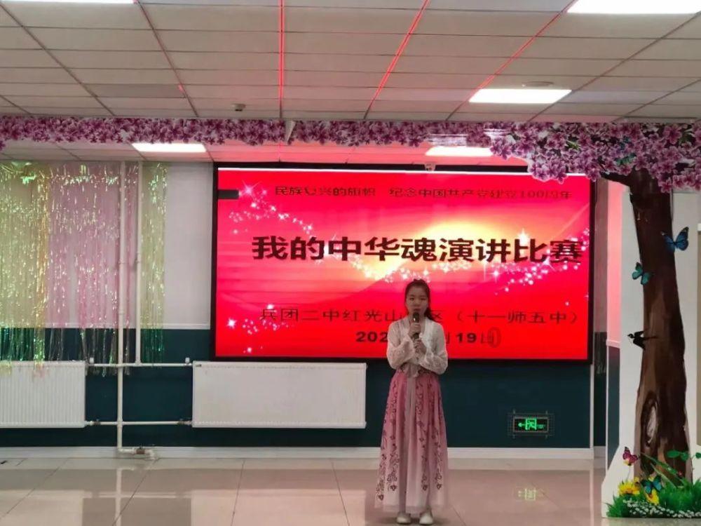 向华强夫妇聚餐被拍，夫妻二人的状态如何？游戏画面