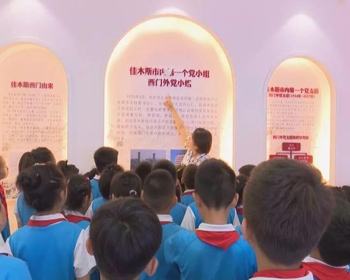 吉林男子遭黑熊袭击，趴地装死被撕咬！遇到熊装死到底有没有用？