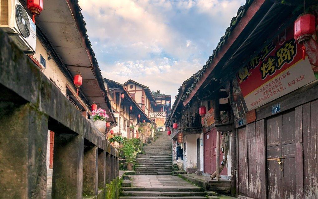 【平安海南建设】共和县公安局交警大队联合交通运输局开展春运客运驾驶员交通安全警示教育培训活动